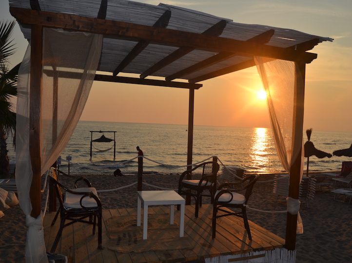 tramonto con palco e amaca in acqua