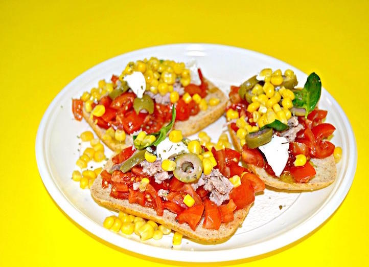 crostini con pomodori leggeri in spiaggia