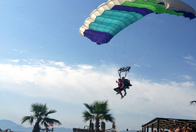 spettacoli paracadutisti in spiaggia